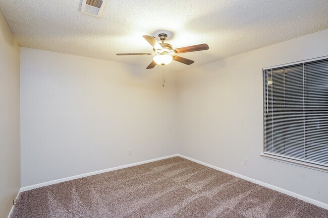 Building Photo - 8010 Goldengrove Dr