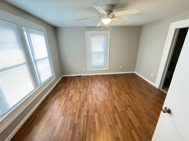 Building Photo - Fully Renovated 3bd/2ba House on Private L...