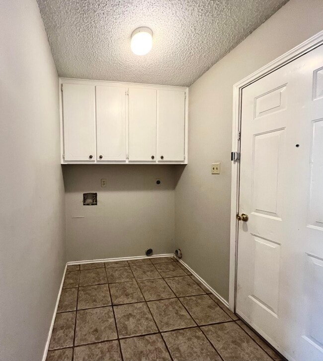 Building Photo - 5908 10th Dr