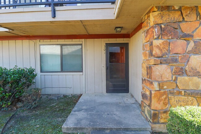 Building Photo - 1 Bed | 1 Bath in South Tulsa!