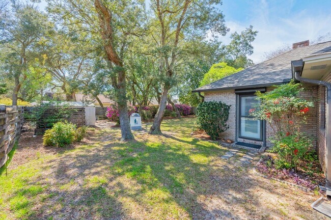 Building Photo - 512 Samana Way