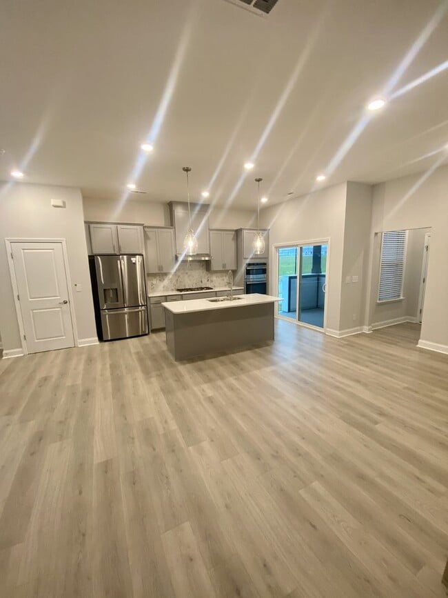 Building Photo - End Unit Townhouse in Terraces at Farmington