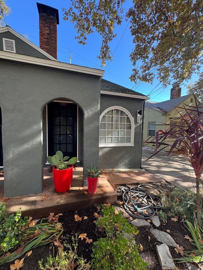 Building Photo - Charming 1 Bedroom 1 Bath Historic Duplex,...