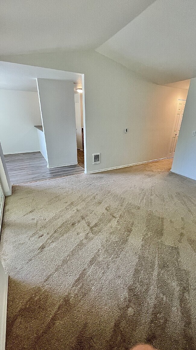 Building Photo - Serene Top-Floor Condo in Lake Forest Park...