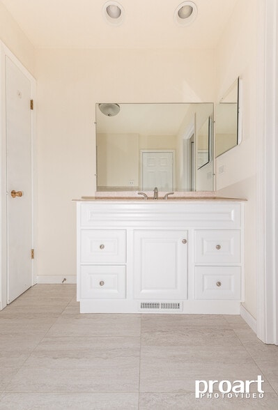 Building Photo - 838 Heatherbrook Ct