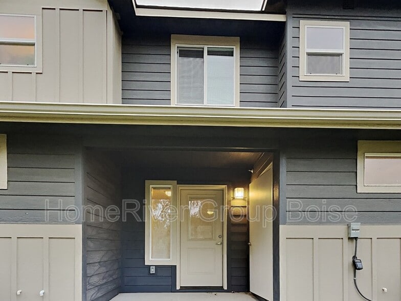 Building Photo - 1324 S Edgewater Cir