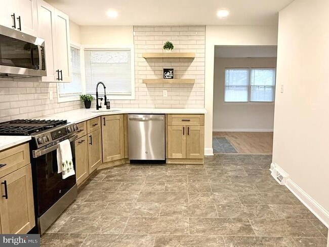 Building Photo - 115 Gloucester Ave