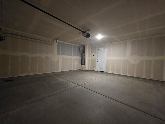 Building Photo - 3432 Sunbeam Dr