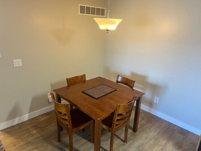 Building Photo - Kamas Cutie