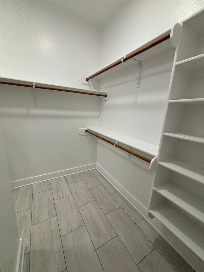 Building Photo - Like new.. GORGEOUS TIBURON BEAUTY.. Close to Barksdale Air Force Base.