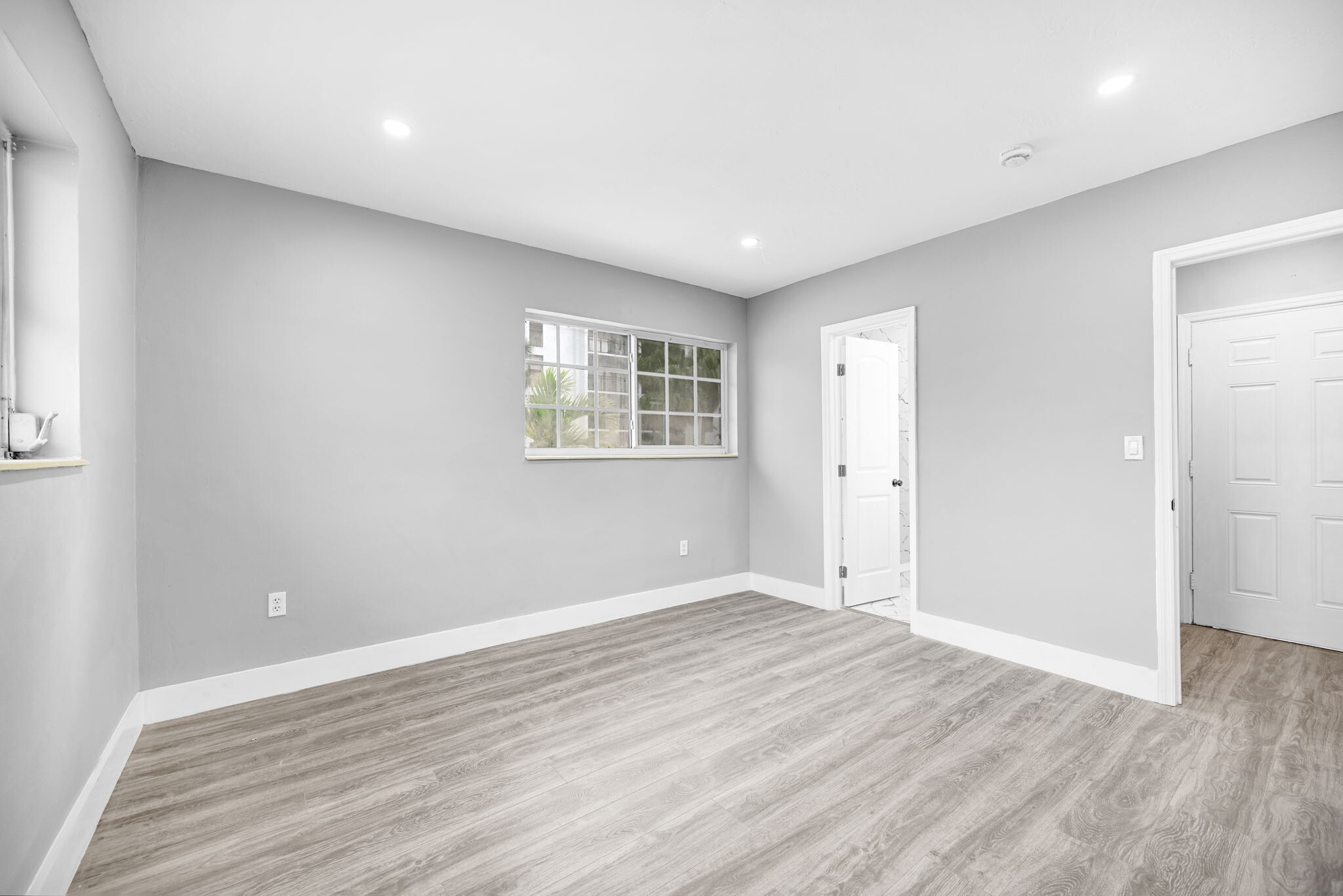 Building Photo - 645 NE 149th St