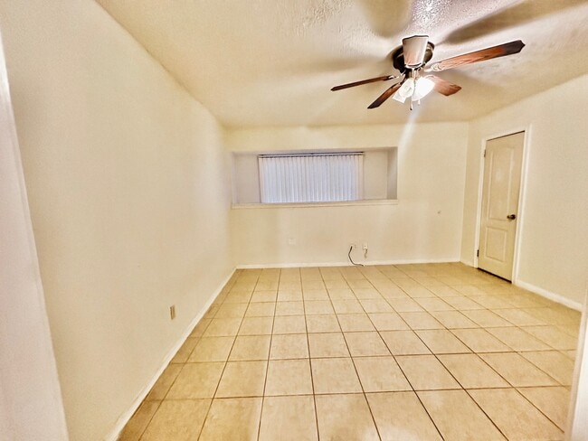 Building Photo - 320 S Avenue F