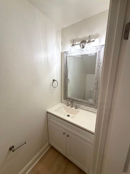Downstairs powder room. - 1005 Willow Green Dr