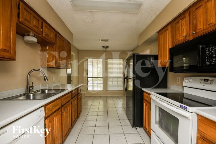 Building Photo - 826 Woodhaven Ln