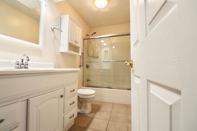 Building Photo - 2 Bedroom/2 Bath Townhouse near Stadium - ...