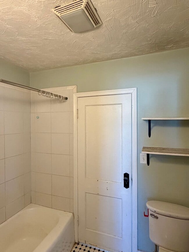 Building Photo - 3 Bedroom Morton Meadows Home for Rent - Close to Everything!