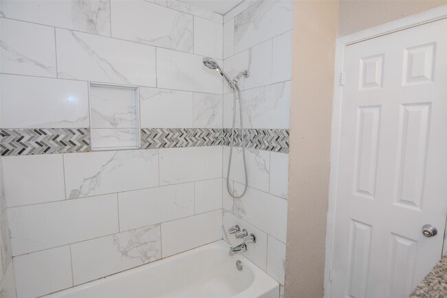 Building Photo - 9311 Golden Wood Ln