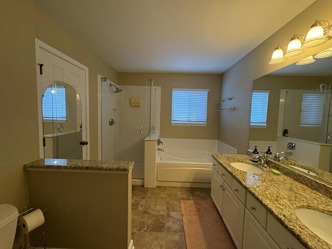 Building Photo - 1375 Burnett Dr