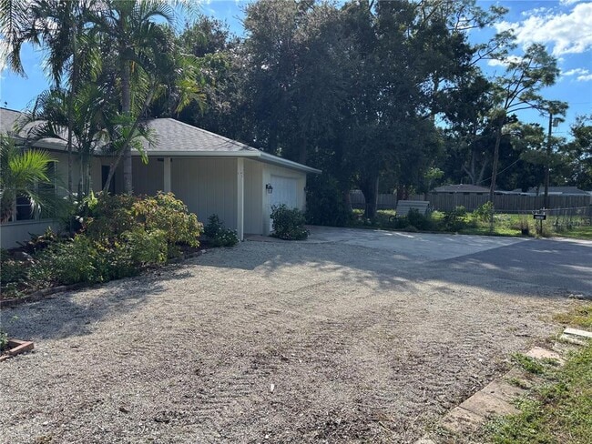 Building Photo - 2866 E Rainbow Cir