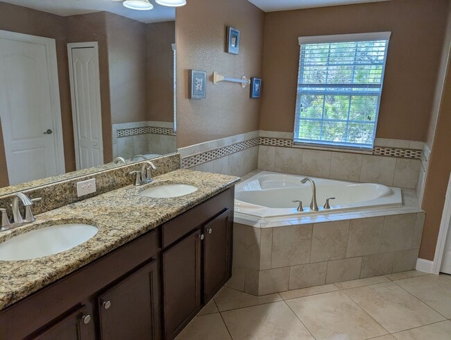 Building Photo - 5-Bedroom Home in Harmony