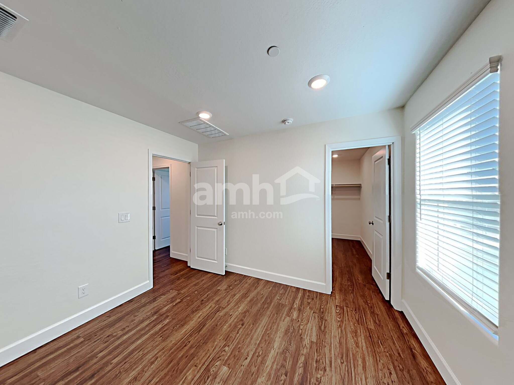 Building Photo - 5919 W Columbine Dr