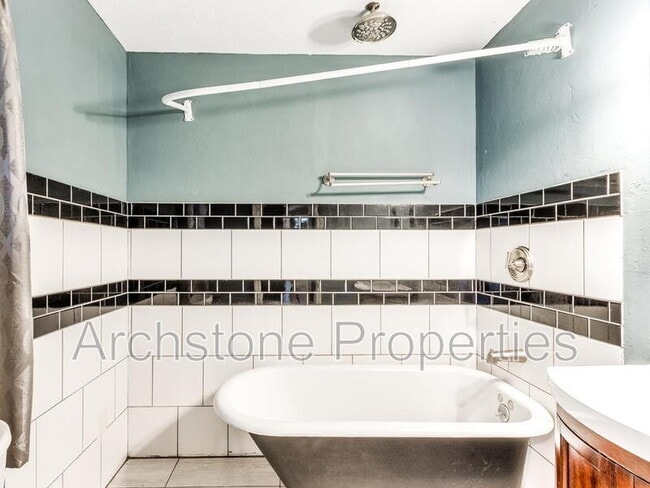 Building Photo - 608 Holoway Dr