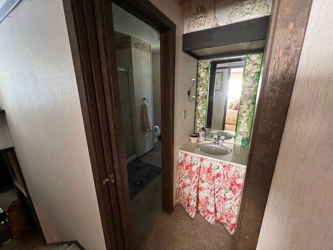Building Photo - Large furnished 4 bedroom home with 2 car ...
