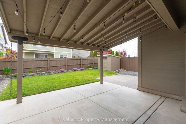 Building Photo - Beautiful NE Bend Home with Community Pool...