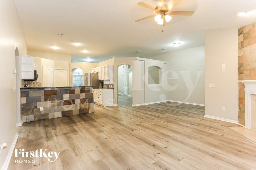 Building Photo - 2444 Bentwater Dr W