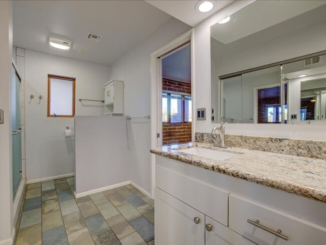 Building Photo - 4 Bedrooms, 3 Bathrooms