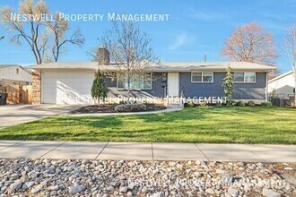 Building Photo - 1335 E Maplewood Cir