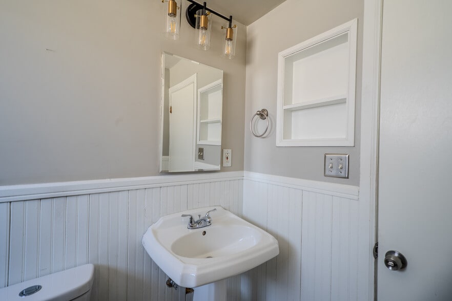 Building Photo - 2323 W 41st Ave