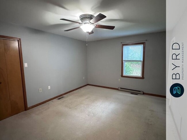 Building Photo - 902 Hartford Ln