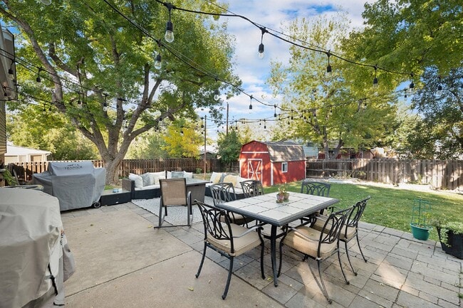 Building Photo - Beautiful home on large lot. Available 5/15