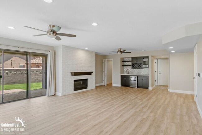 Building Photo - Modern 3bdm 3ba Home with Stylish Upgrades
