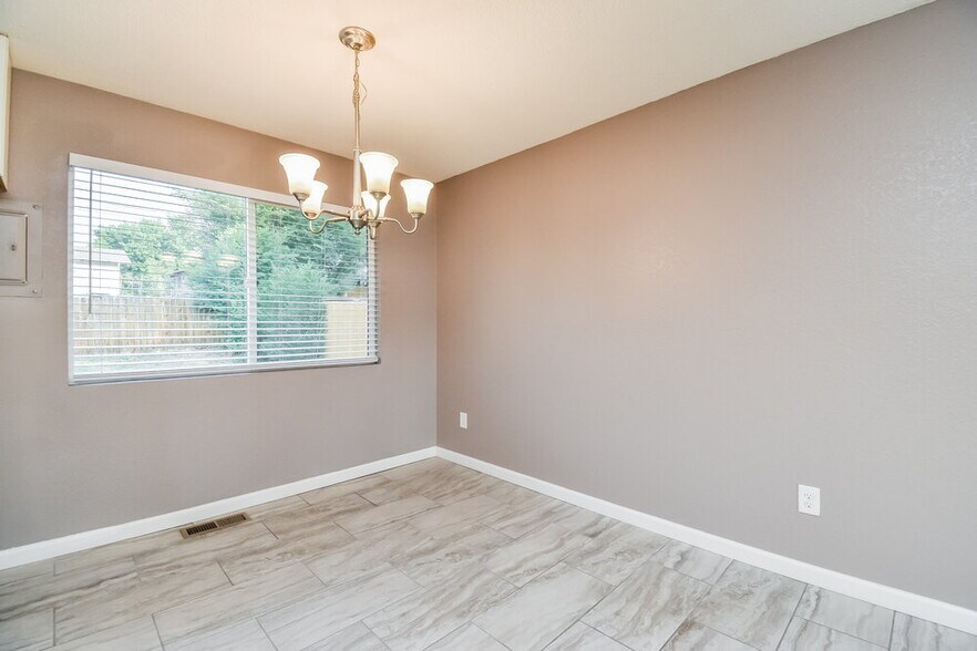 Building Photo - 3421 Greenwood Cir