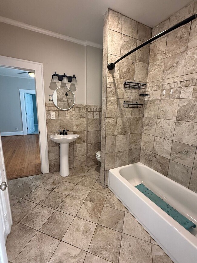 Building Photo - Three bedroom, 1 bath house in Burlington