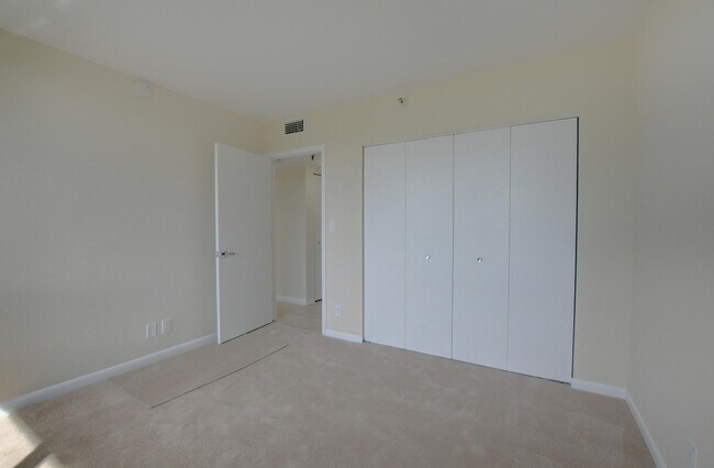 Building Photo - 6797 Willow Wood Dr