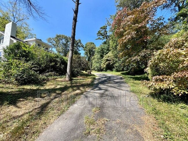 Building Photo - 15 Woodbine Rd