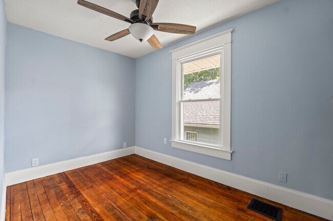 Building Photo - 2332 E 16th St