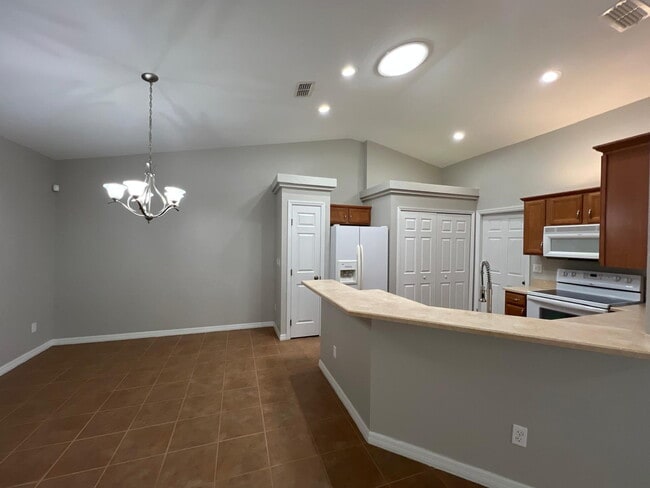 Building Photo - **MOVE-IN SPECIAL 2 WEEKS FREE IN SEPTEMBE...