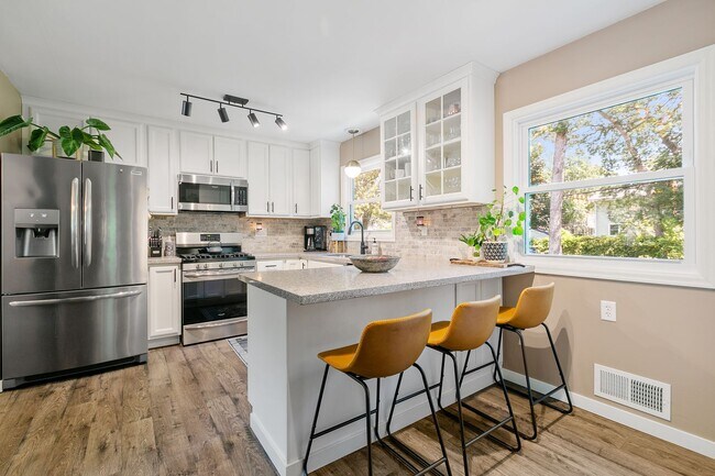 Building Photo - Charming 3 Bedroom Home Golden Valley