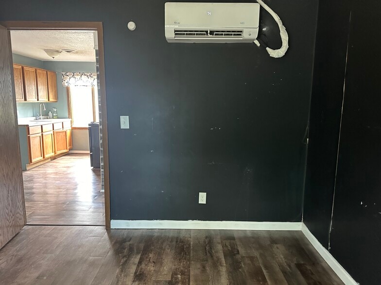 Building Photo - 1122 S Oak Ave