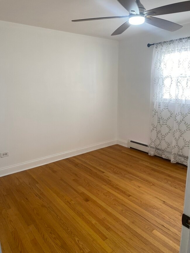 Building Photo - 5530 N Mango Ave