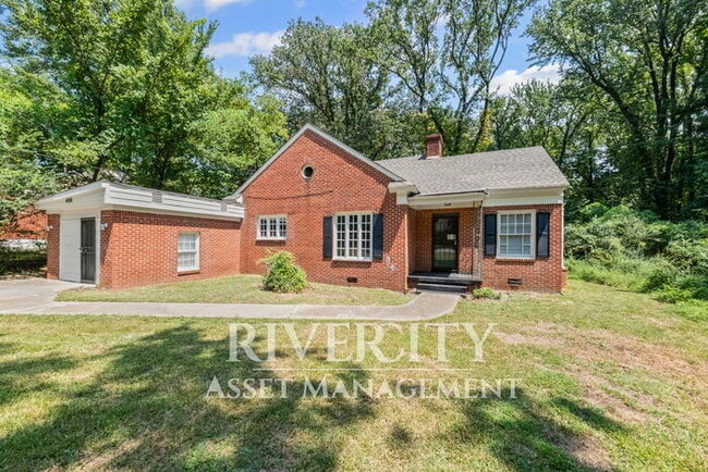 Building Photo - HUGE 4 BED 2 BATH PROPERTY!!!!!! SECTION 8...