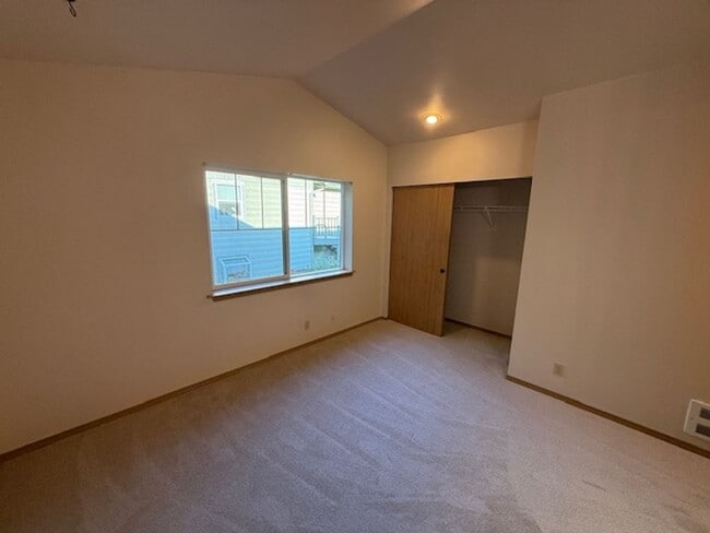 Building Photo - CHARMING 2 BED, 2 BATH KIRKLAND TOWNHOME W...