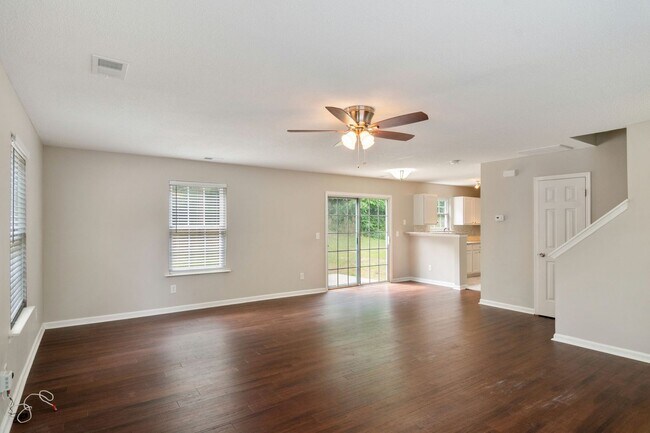 Building Photo - Great 3 Bedroom Home with Large Yard and 1 Car Garage! Raleigh-Available July 15th!