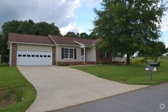 Building Photo - Available July 10th, 2025! Lovely 3 bed 2 ...