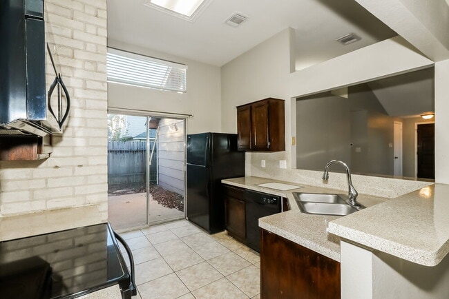 Building Photo - 19523 Lake Hollow Ln