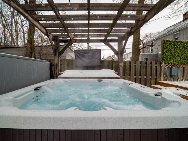 Building Photo - 3621 Silsby Rd